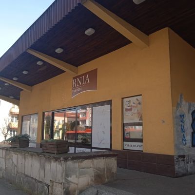 Pawilon przy ul. Hetmańskiej 25, powstały wt&oacute;rnie, najprawdopodobniej w latach 90. XX wieku, w wyniku zabudowania trzech z pięciu filar&oacute;w poprzedzających pierwszy pawilon od strony p&oacute;łnocno-wschodniej.  Przed pawilonem widoczny zachowany niski murowany murek w kształcie litery ?L?, z dłuższym bokiem r&oacute;wnoległym do ulicy, z obrzutką cementową o wydatnych, profilowanych spoinach,  imitującą nieregularny łamany kamień. Zdjęcie BMKZ UM Rzeszowa